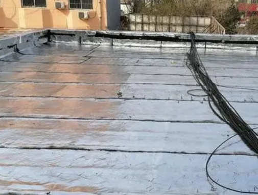 青白江卫生间漏水维修公司分享下青白江屋面楼顶防水刚性防水层施工要点。